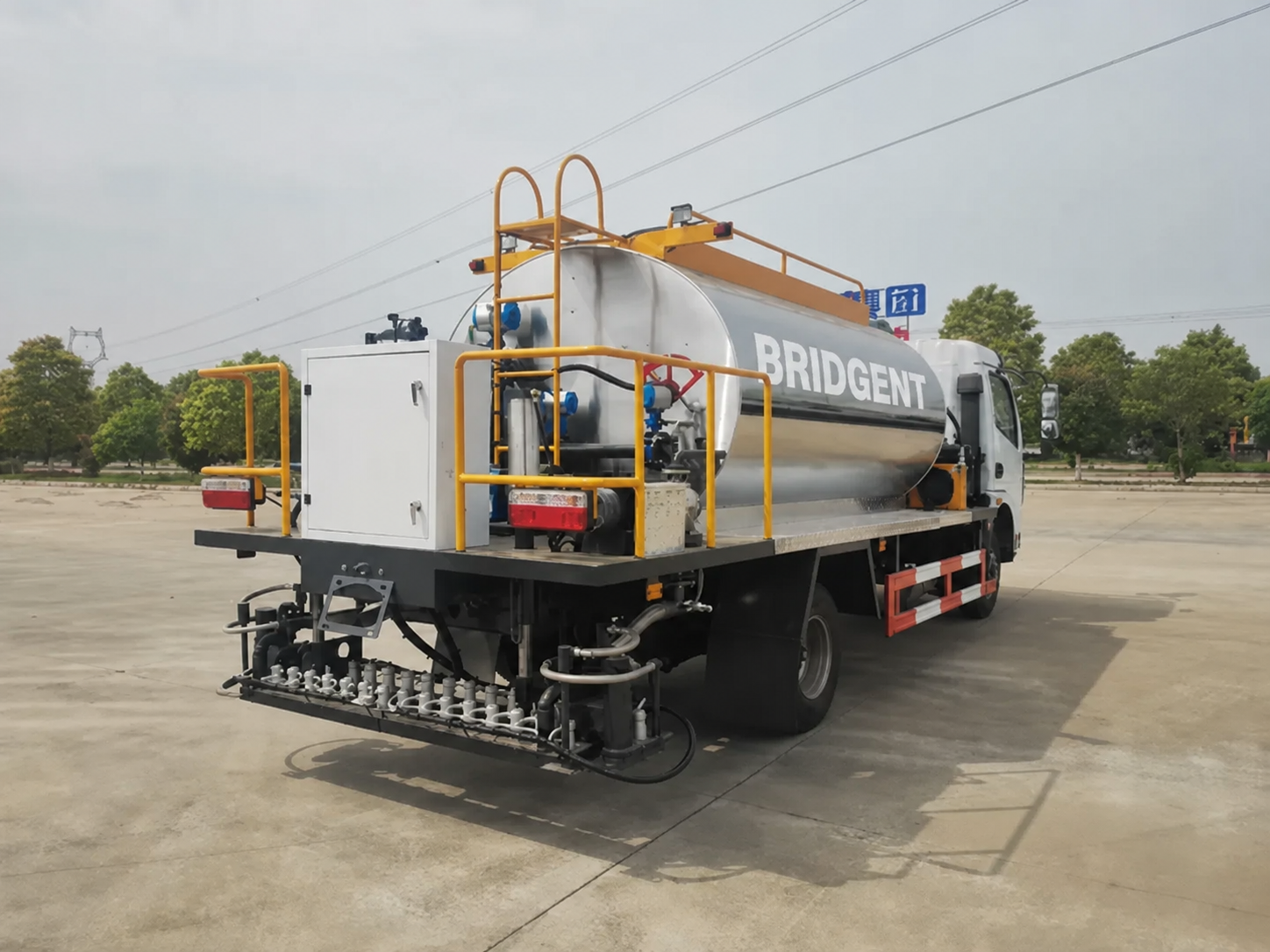 How to Choose the Right Asphalt Distributor Truck: Tank Size, Spray Width, and Heating System
