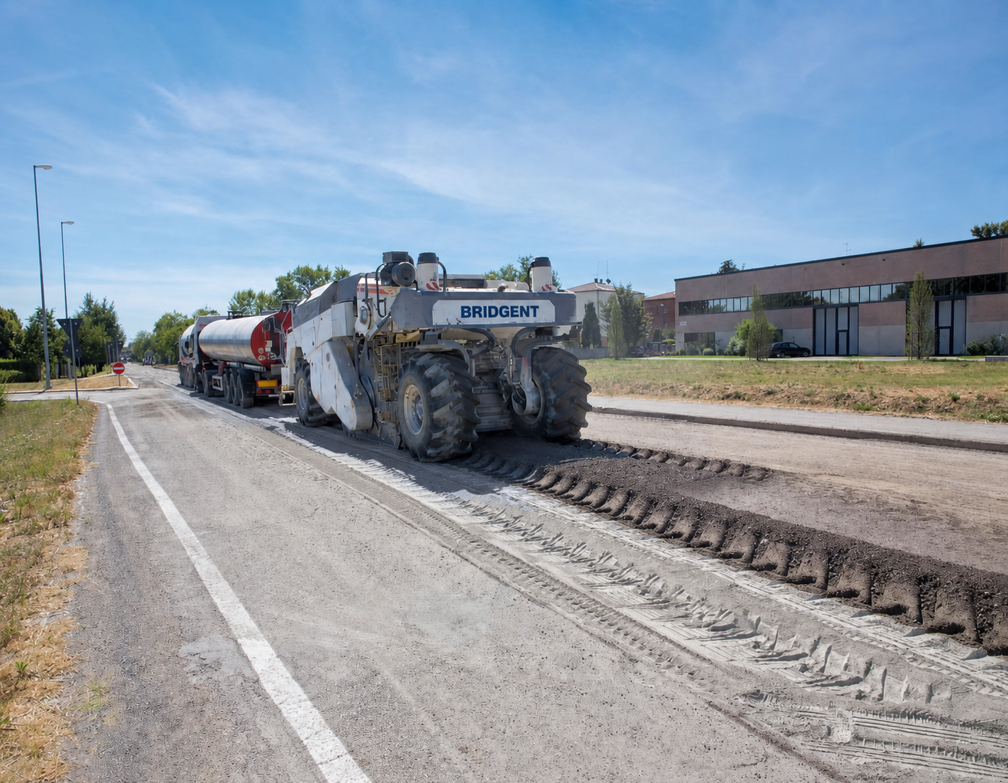 Semi-Trailer Chip Sealers: Why Large-Scale Highway Projects Choose Trailer-Mounted Units